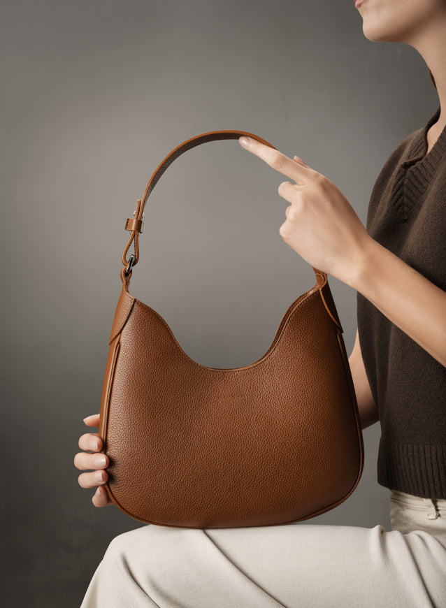Mini Cloe, borsa a spalla in pelle marrone, prodotta e venduta da Pianigiani handmade leather bags.